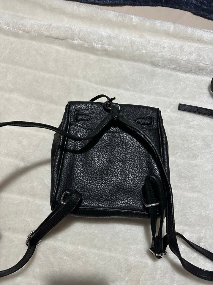 Siyah Deri Kadın Sırt Çanta Kilitli - Görsel 4