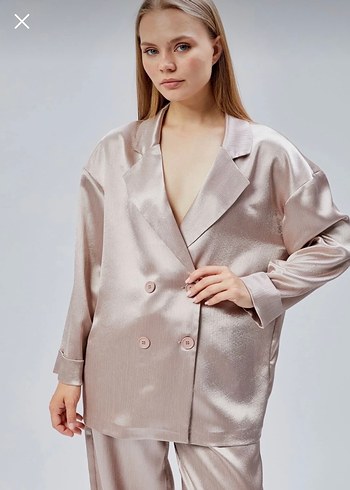 Oversize saten ceketli takım - Görsel 2