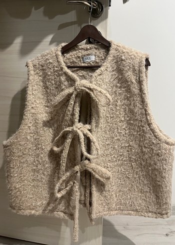 Önü Bağcıklı Bej Örgü Kadın Yelek - Görsel 3