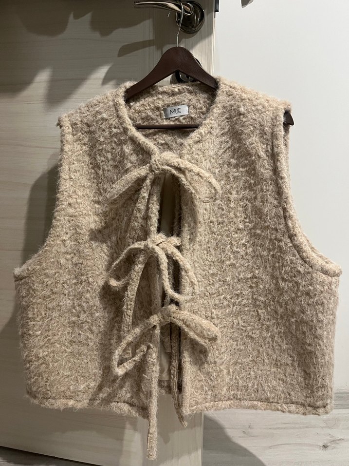 Önü Bağcıklı Bej Örgü Kadın Yelek - Görsel 3