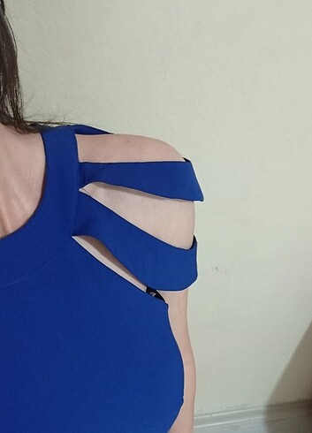  Balık model omuz detaylı mavi elbise 