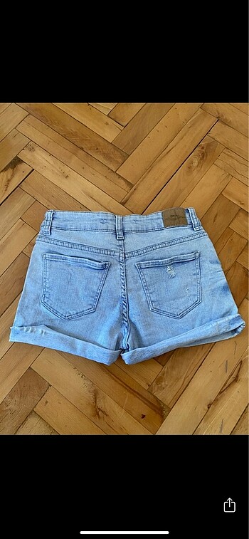 34 Beden Bershka acik renk katlamali sort