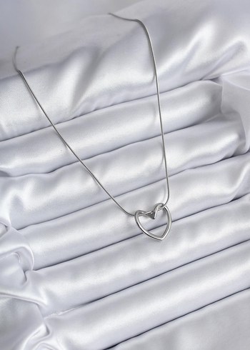 Minimalist Kalp Detaylı Gümüş Kolye