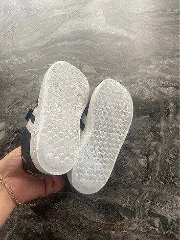 24 Beden Adidas spor ayakkabı ve sandalet 2 ürün