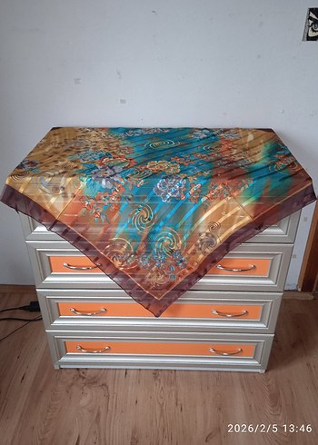 Çeşitli Renklerde Eşarp ve Başörtüler - Görsel 3