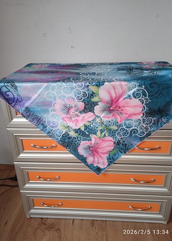 Çeşitli Renklerde Eşarp ve Başörtüler - Görsel 12