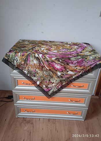 Çeşitli Renklerde Eşarp ve Başörtüler - Görsel 6