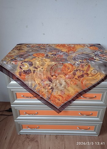 Çeşitli Renklerde Eşarp ve Başörtüler - Görsel 7