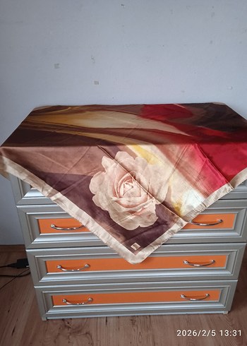 Çeşitli Renklerde Eşarp ve Başörtüler - Görsel 13