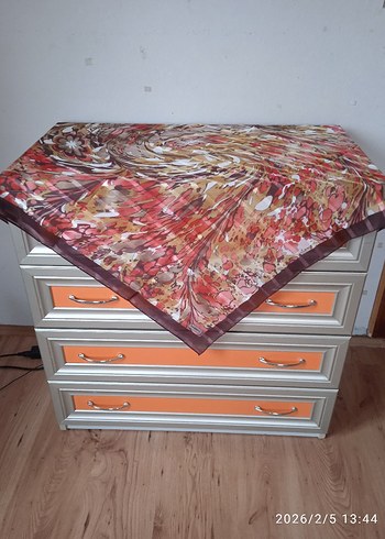 Çeşitli Renklerde Eşarp ve Başörtüler - Görsel 5