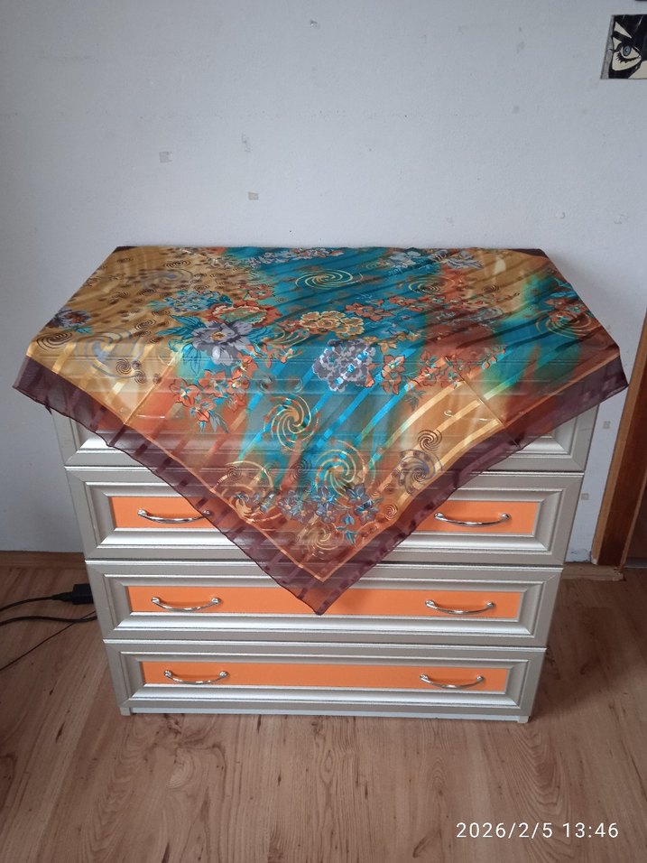 Çeşitli Renklerde Eşarp ve Başörtüler - Görsel 3