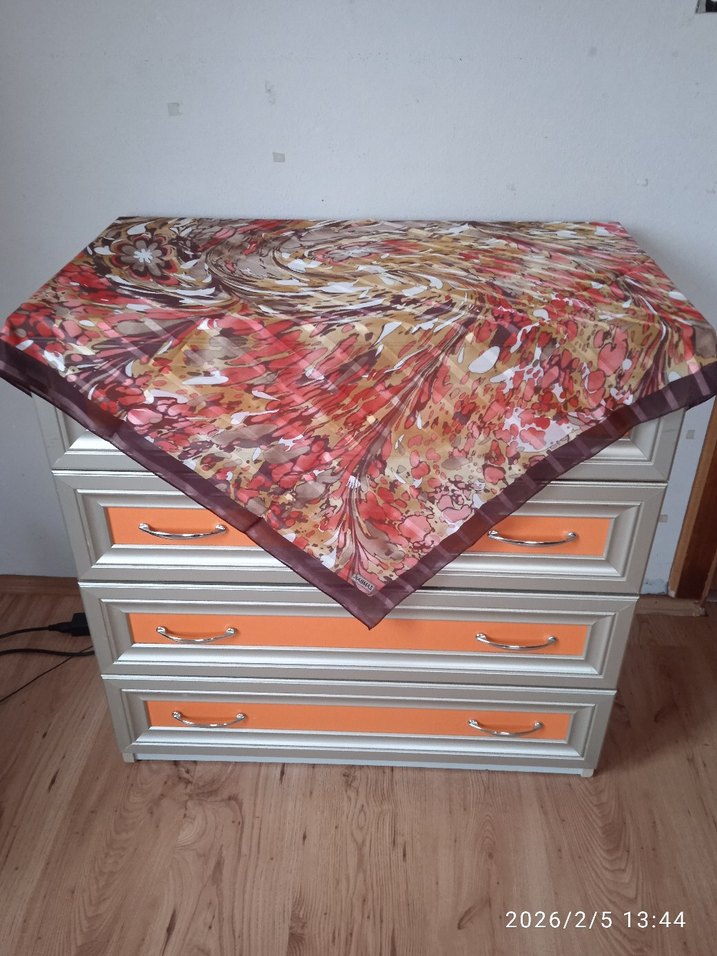 Çeşitli Renklerde Eşarp ve Başörtüler - Görsel 5