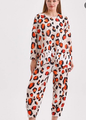 Beyaz Leopar Desenli Kadın Pijama Takımı - Görsel 2