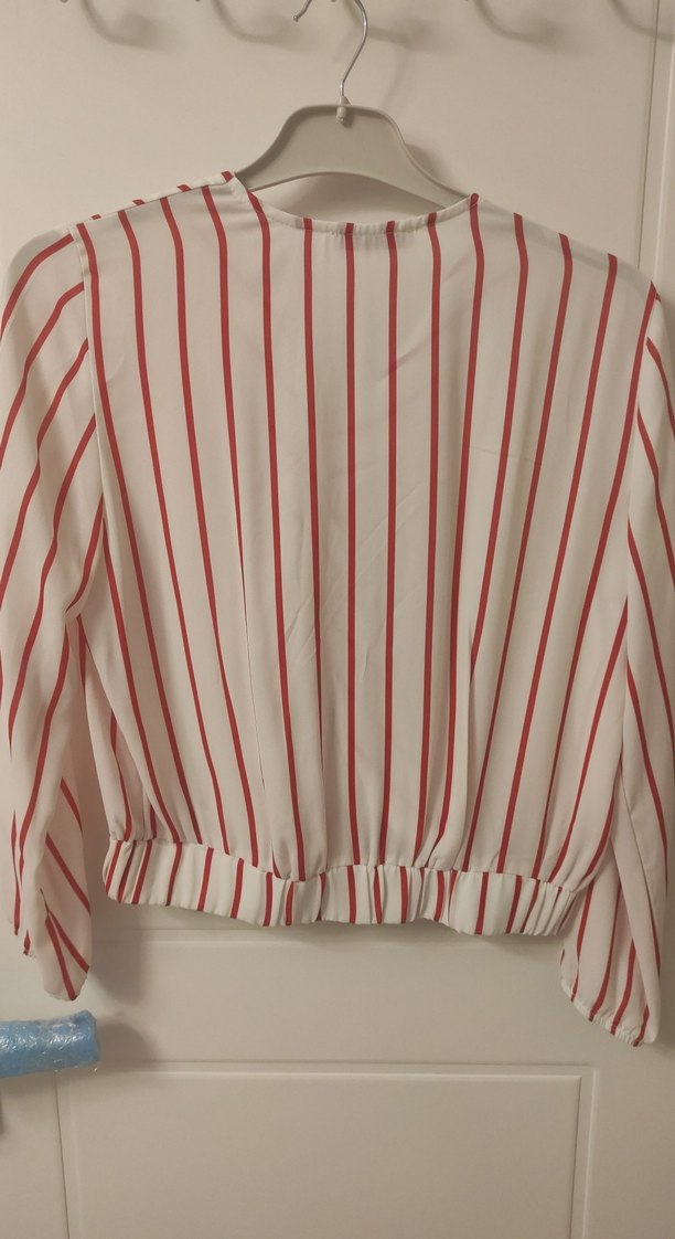 Beyaz Kırmızı Çizgili V Yaka Kadın Gömlek - Görsel 3