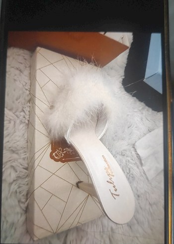 Beyaz Tüylü Stiletto Topuklu Kadın Terlik - Görsel 3