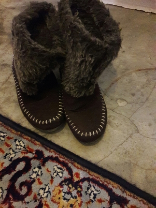cizme tuylu yerleri yukari kaldirinca cizme oluyor