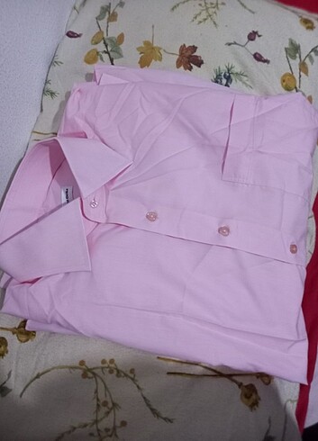 Pembe gömlek