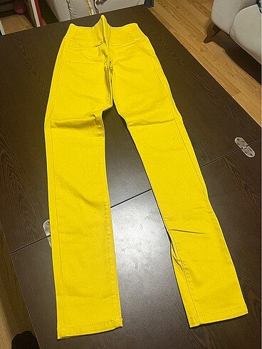 xs Beden Pieces etiketi üzerinde kot pantolon