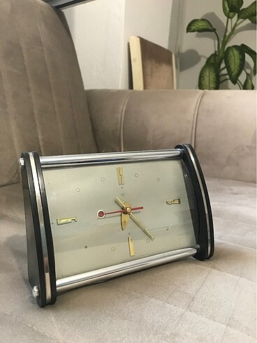 Kurmalı masa saati