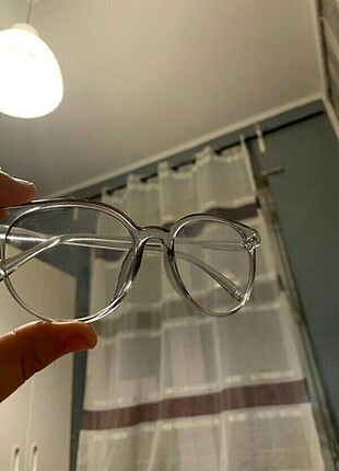 Şeffaf gri gözlük
