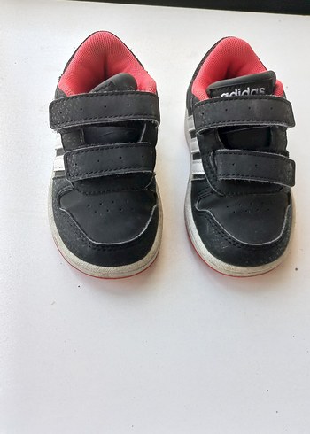 22 Beden Adidas Erkek Çocuk Siyah Spor Ayakkabı