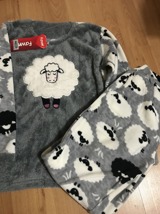 Yeni etiketli pijama