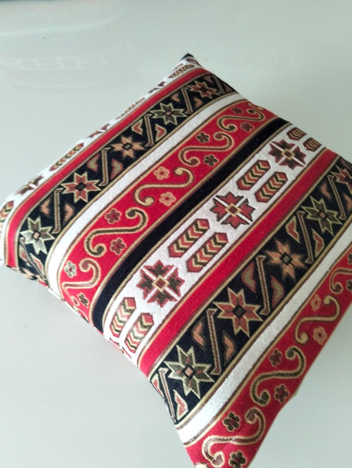 Renkli Desenli Kırmızı Dekoratif Yastık - Görsel 2