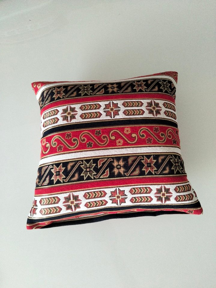 Renkli Desenli Kırmızı Dekoratif Yastık - Görsel 3