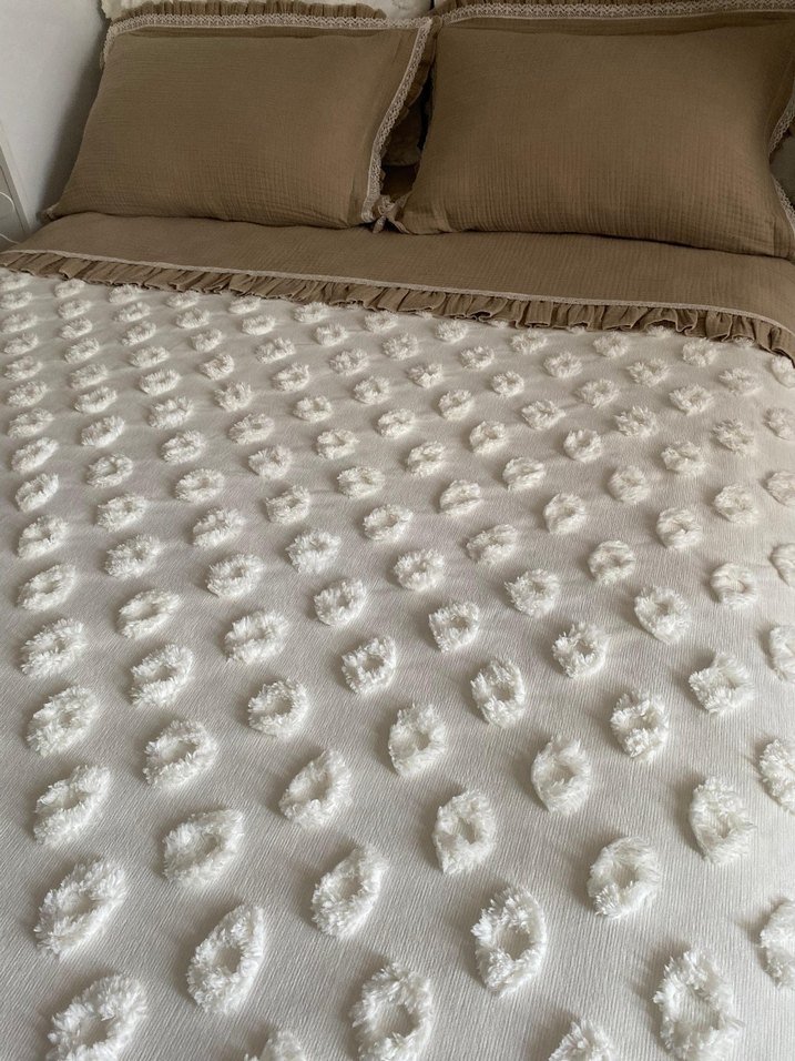 Beyaz Ponpon Desenli Yatak Örtüsü seti - Görsel 2