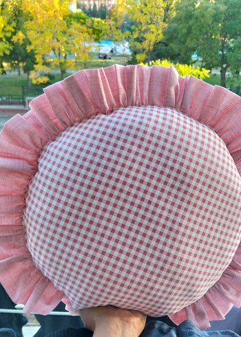 BONCUK ELYAF DOLGULU...Pembe Kareli Fırfırlı Yuvarlak Yastık - Görsel 3