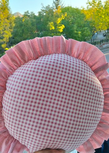BONCUK ELYAF DOLGULU...Pembe Kareli Fırfırlı Yuvarlak Yastık - Görsel 2