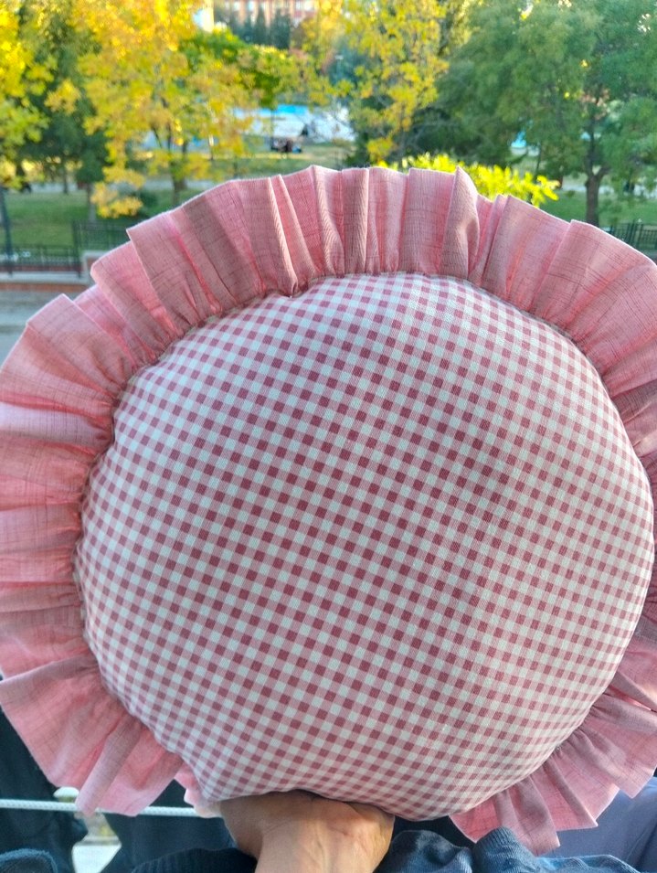 BONCUK ELYAF DOLGULU...Pembe Kareli Fırfırlı Yuvarlak Yastık - Görsel 3