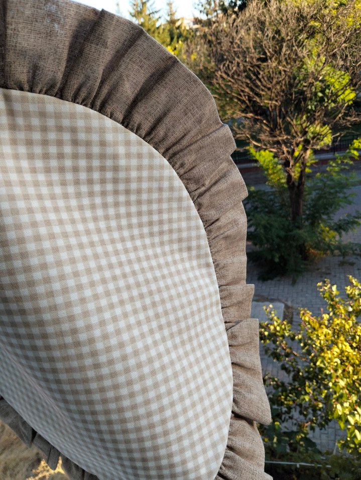 BONCUK ELYAF DOLGULU...Pembe Kareli Fırfırlı Yuvarlak Yastık - Görsel 4