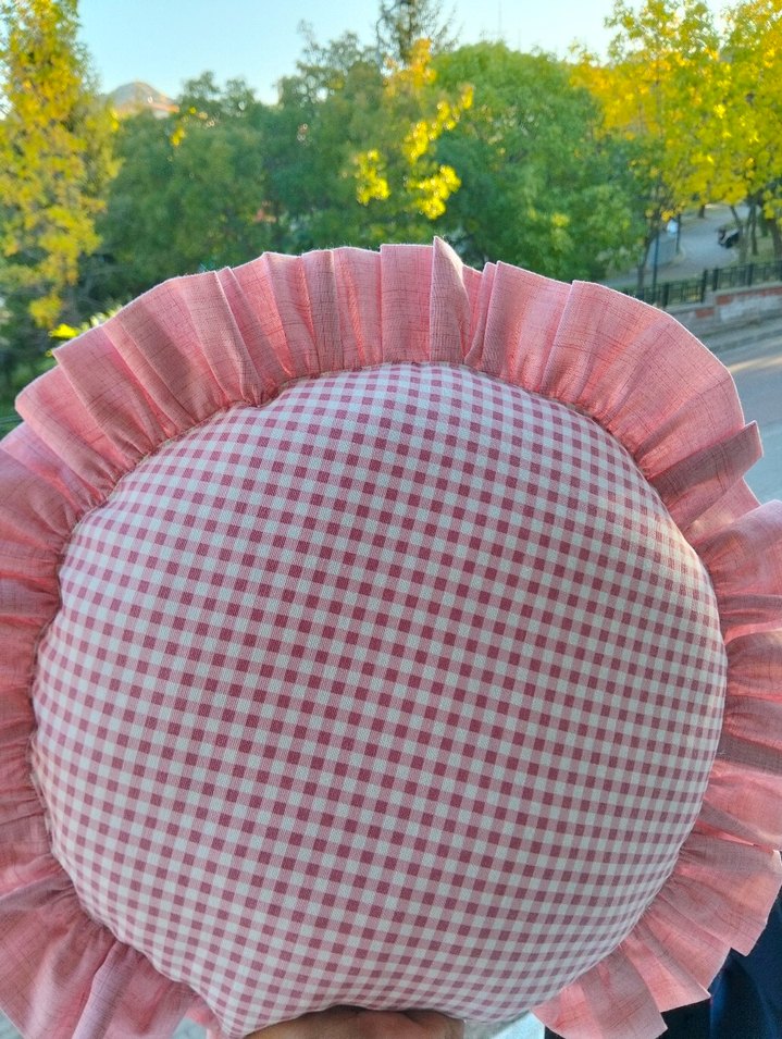 BONCUK ELYAF DOLGULU...Pembe Kareli Fırfırlı Yuvarlak Yastık - Görsel 2