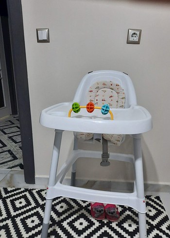 Beyaz ve Gri Bebek Mama Sandalyesi