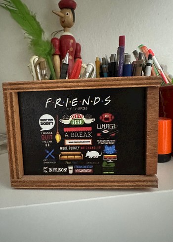 Kahverengi Çerçeveli Siyah Friends Dizisi Temalı Kupa