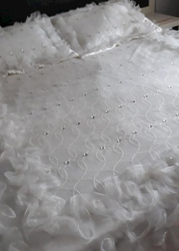 İşlemeli Beyaz Parlak Yatak Örtüsü - Görsel 3