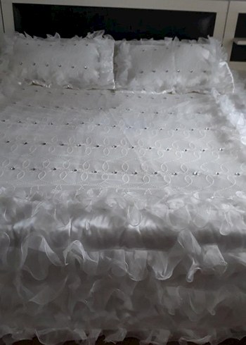 İşlemeli Beyaz Parlak Yatak Örtüsü - Görsel 2