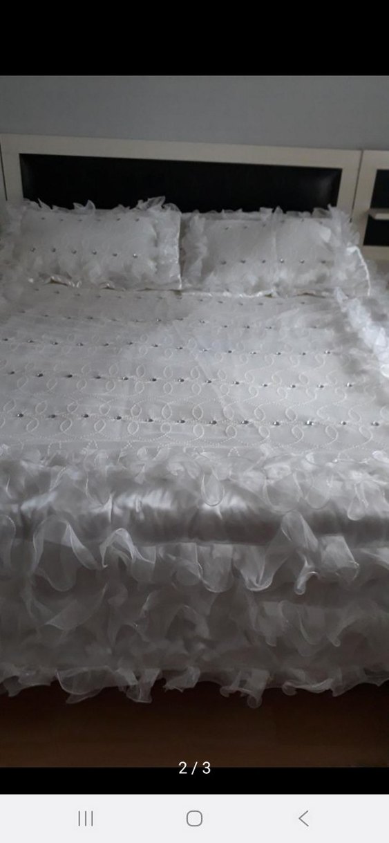 İşlemeli Beyaz Parlak Yatak Örtüsü - Görsel 2