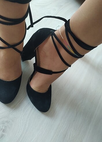 Siyah bağlamalı topuklu ayakkabı