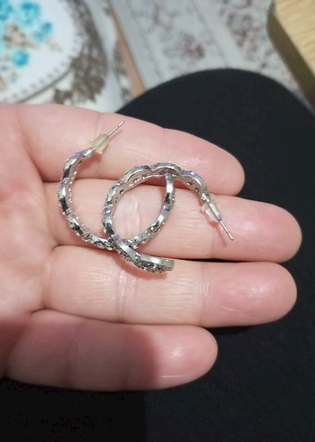 Beden Mini Gri İşlemeli Payetli Küpe