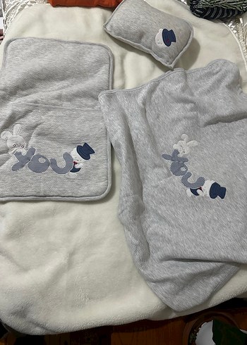 Gri İşlemeli Çocuk Battaniyesi ve Yastığı minder - Görsel 3