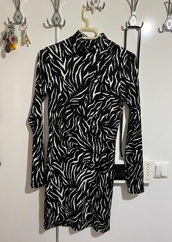 m Beden Zebra Desenli Pilili uzun kollu elbise bir kez giyildi yenidir