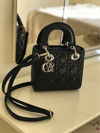 Dior canta