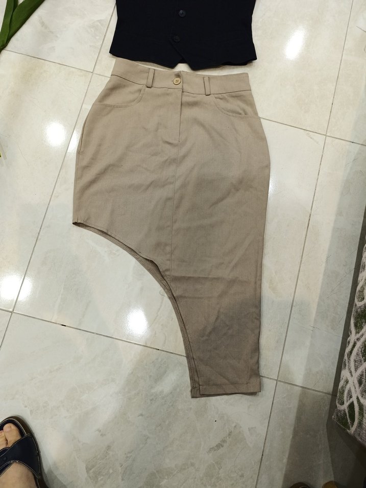 Asimetrik Kesim Bej Mini Etek ve sırt detayli  yelek hediyeli - Görsel 3