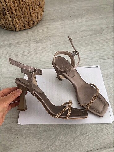 Zara Taşlı topuklu ayakkabı