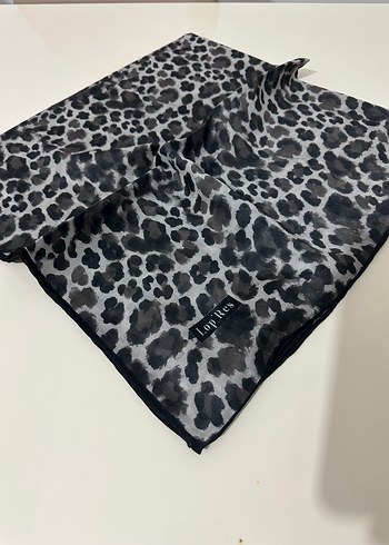 Gri Leopar Desenli Kadın eşarp