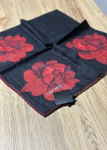 Kırmızı Çiçek Desenli Kadın Fular - Görsel 2