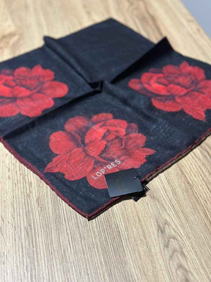 Kırmızı Çiçek Desenli Kadın Fular - Görsel 2