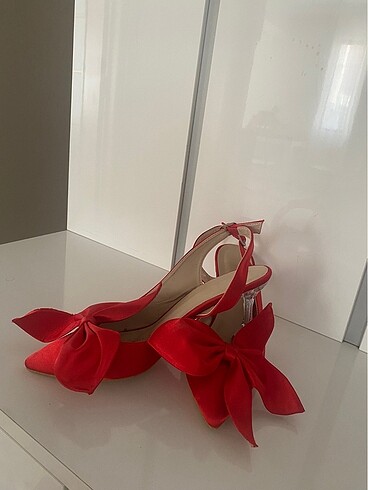 Kırmızı saten topuklu ayakkabı